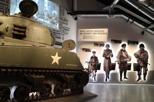 Tank en soldatenfiguren in het museum