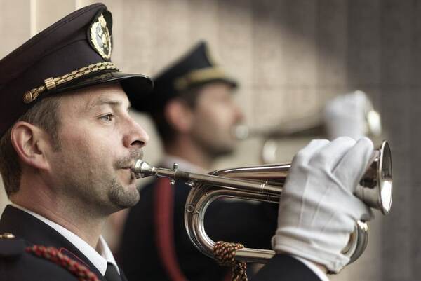 Klaroenblazers spelen de Last Post