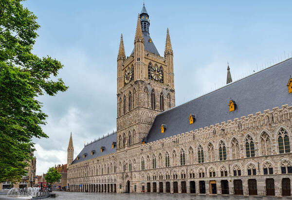 De Lakenhalle met belfort
