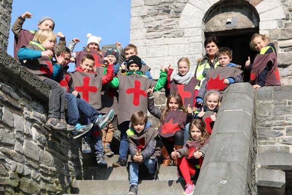 Kinderen met schilden bij de burcht