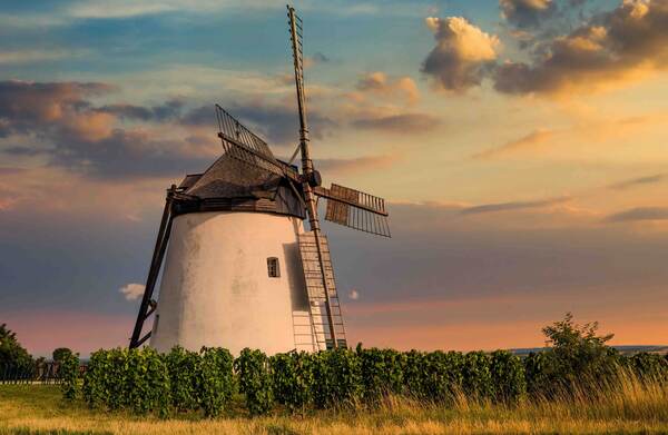 Windmolen tegen een avondlucht