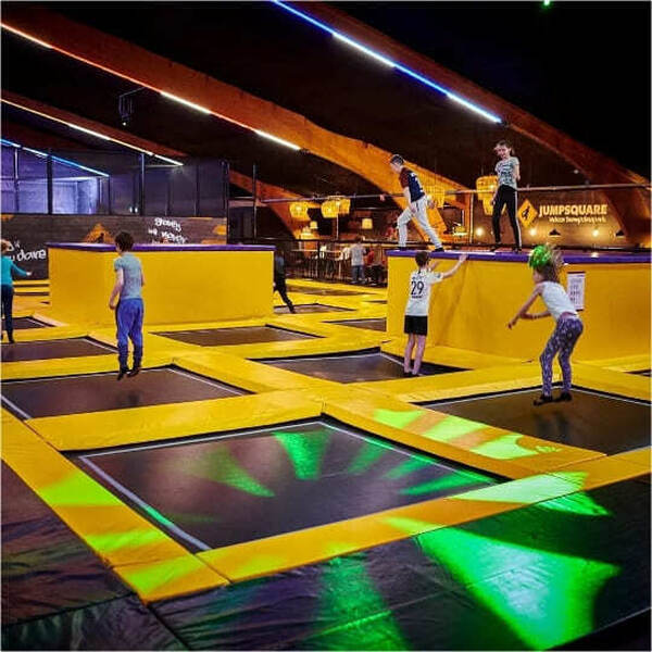 Trampolines in een indoorhal