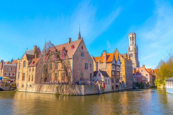 Historische gevels aan het water in Brugge