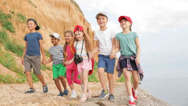 Kinderen wandelen langs een duinpad