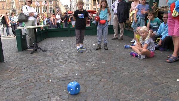 Kind speelt een straatspel met een bal