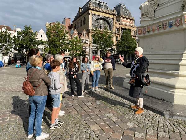 Groep luistert naar een gids in de stad
