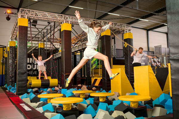 Une fille saute sur un trampoline