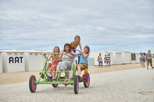 Kinderen op een groepsfiets