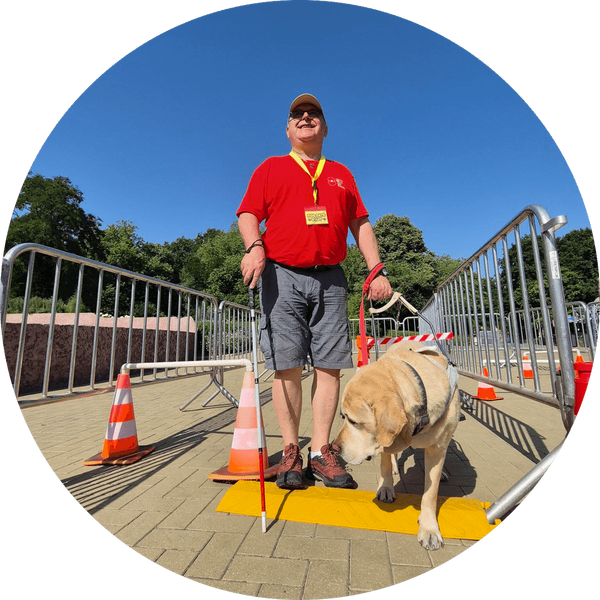 Begeleider met een geleidehond op een parcours