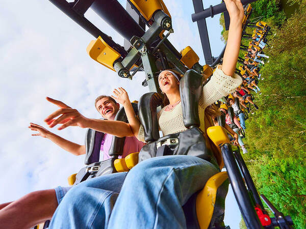 Des visiteurs tournoient dans une attraction