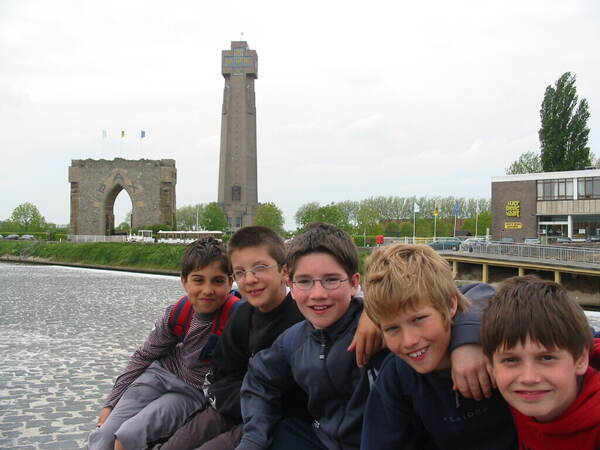 Kinderen op de kade bij een monument