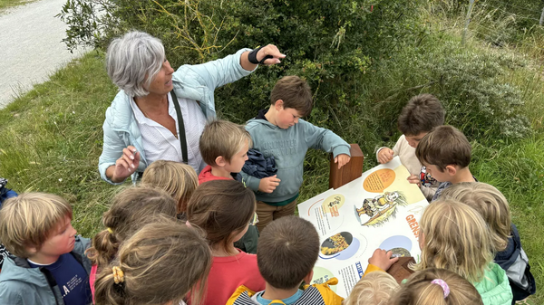 Gids toont vondsten aan kinderen