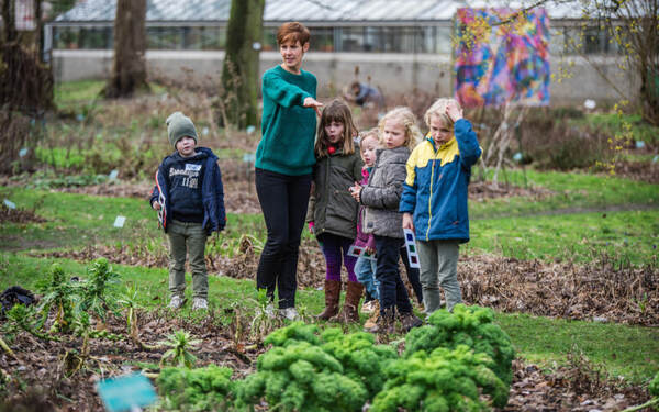 Kinderen ontdekken planten in de tuin