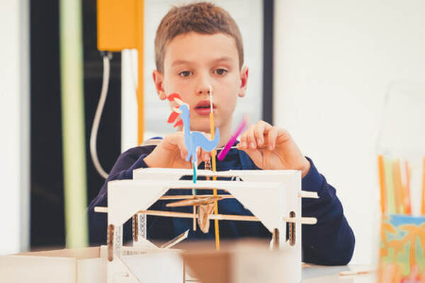 Jongen bouwt een mechanisch model