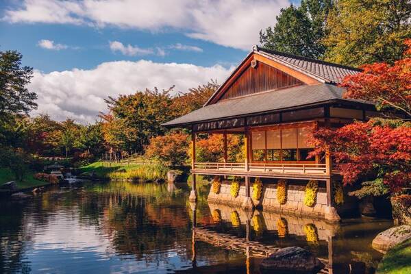 Pavillon japonais au bord de l'étang