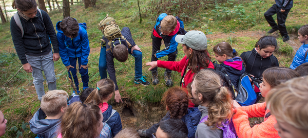 Ranger toont een vondst aan kinderen