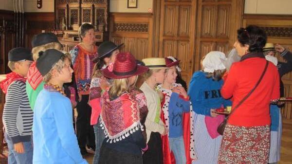 Des enfants costumés dans une salle du château