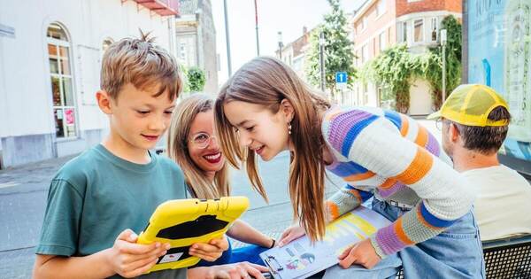 Kinderen luisteren met een audiogids