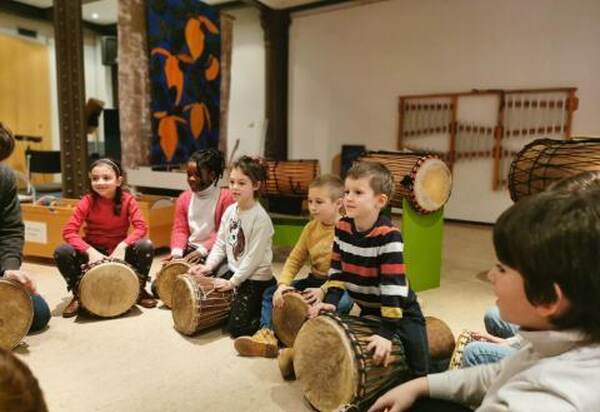 Kinderen spelen op trommels