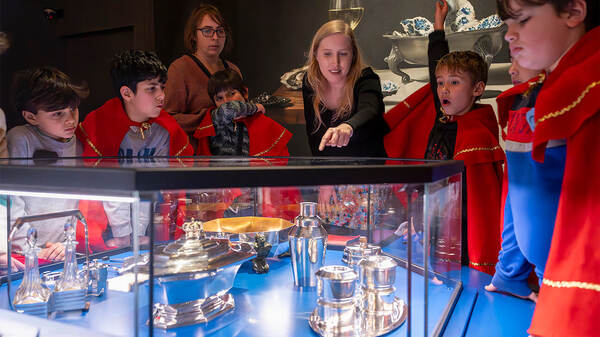 Des enfants devant une vitrine d'orfèvrerie