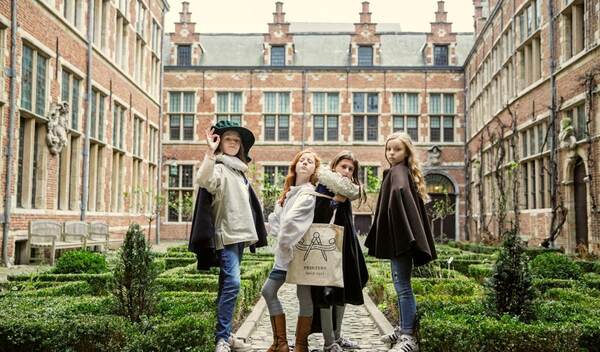 Des enfants devant la façade du musée