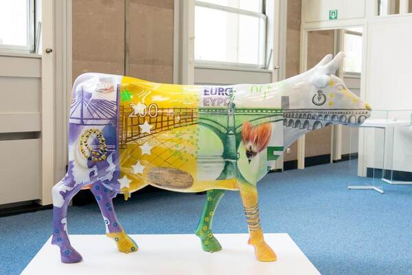 Beschilderd koeienbeeld met euromotieven