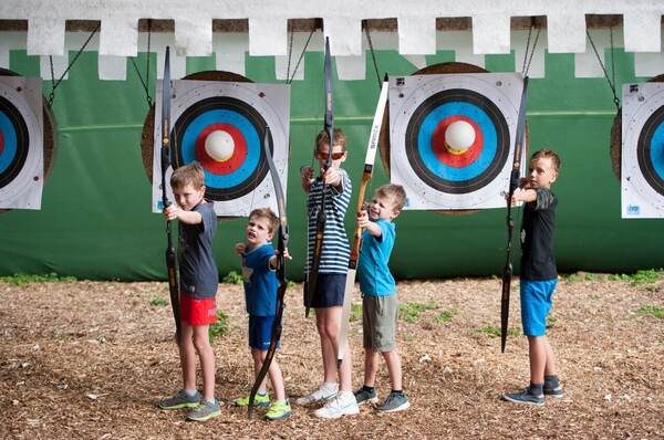 Des enfants tirent à l'arc sur des cibles