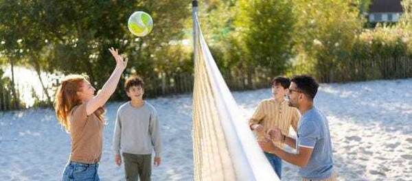 Kinderen spelen volleybal buiten