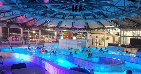 Piscine avec éclairage d'ambiance bleu