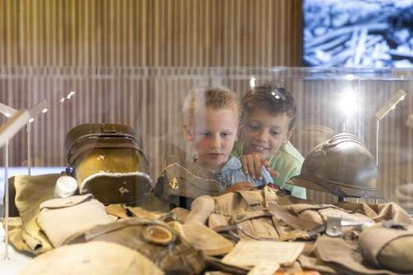 Kinderen kijken in een vitrine