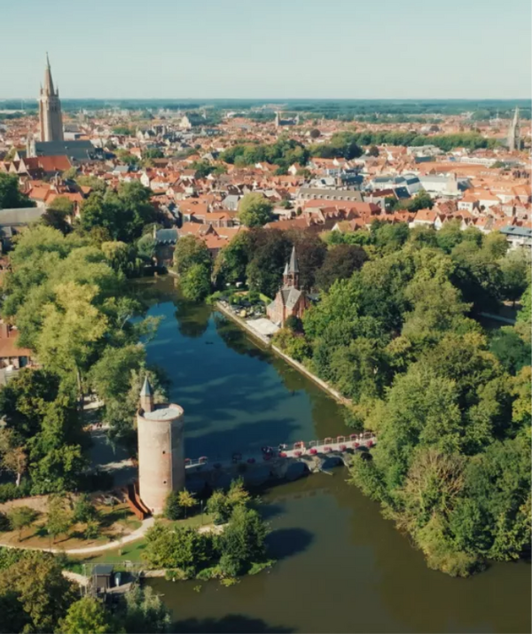 Luchtbeeld van een stad aan het water