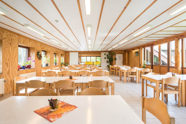 Eetzaal onder houten dakbalken