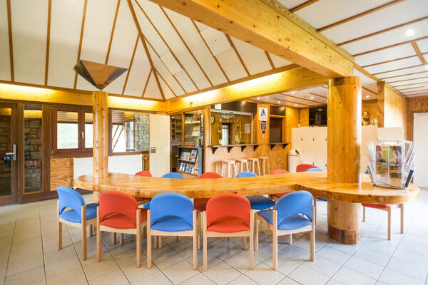 Rode en blauwe stoelen aan tafels