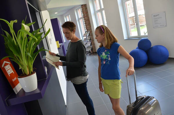 Twee meisjes bij een automaat