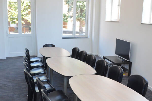 Vergaderzaal met ovale tafels