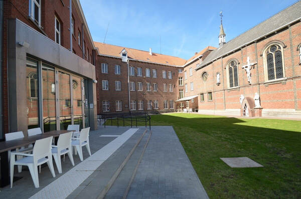 Binnenkoer met picknicktafels