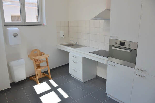 Keuken met fornuis en kinderstoel
