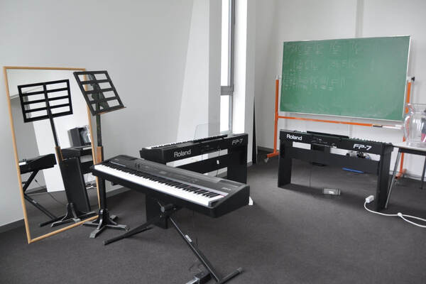 Muziekruimte met keyboard en bord