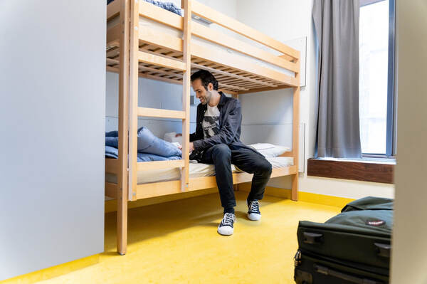 Jongen op het onderste stapelbed