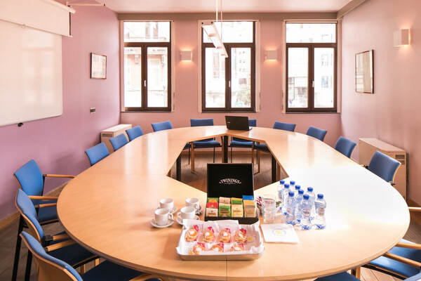 Ronde vergadertafel met drankjes