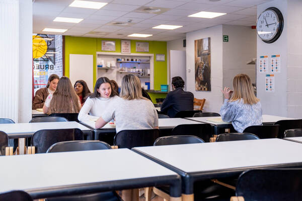 Jongeren in gesprek aan tafels