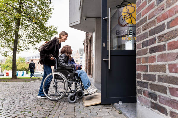 Rolstoelgebruiker bij de ingang