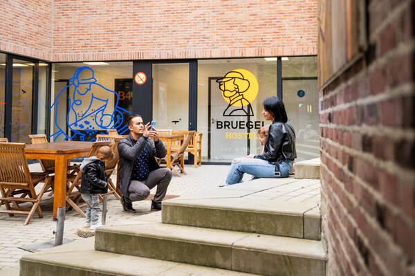 Gasten op de trap bij de ingang