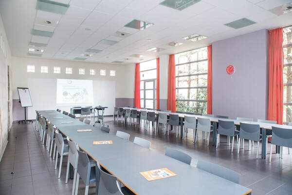 Seminariezaal met projectiescherm