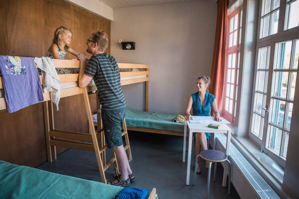 Kind klimt de ladder van het stapelbed op