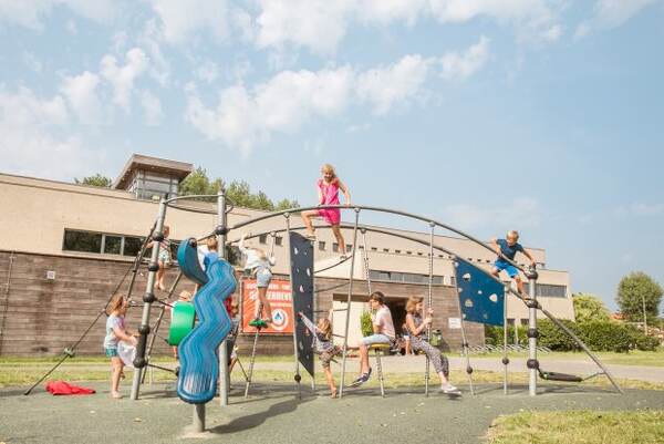 Kinderen op een klimtoestel in de speeltuin