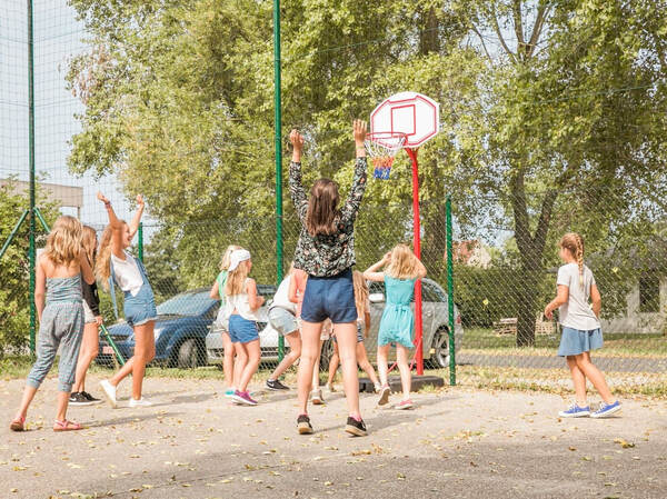 Kinderen basketten op het buitenveld