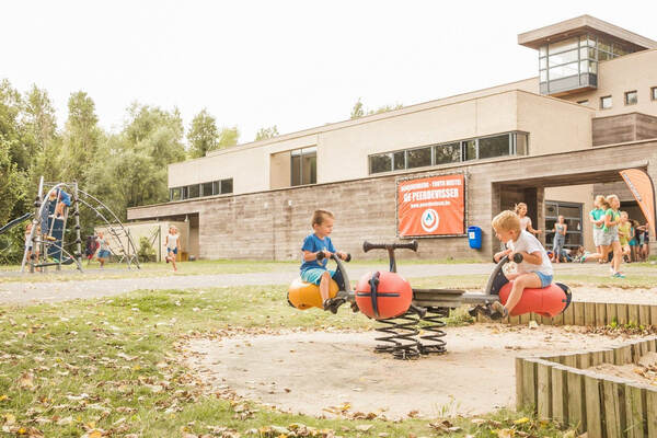 Kinderen spelen voor het gebouw