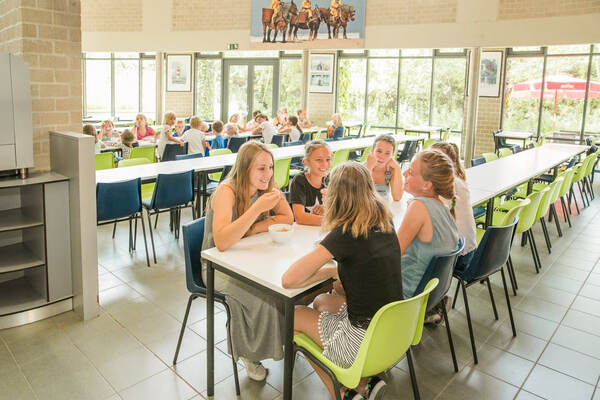 Kinderen aan tafel in de eetzaal