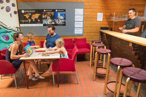 Gezin aan tafel in de bar